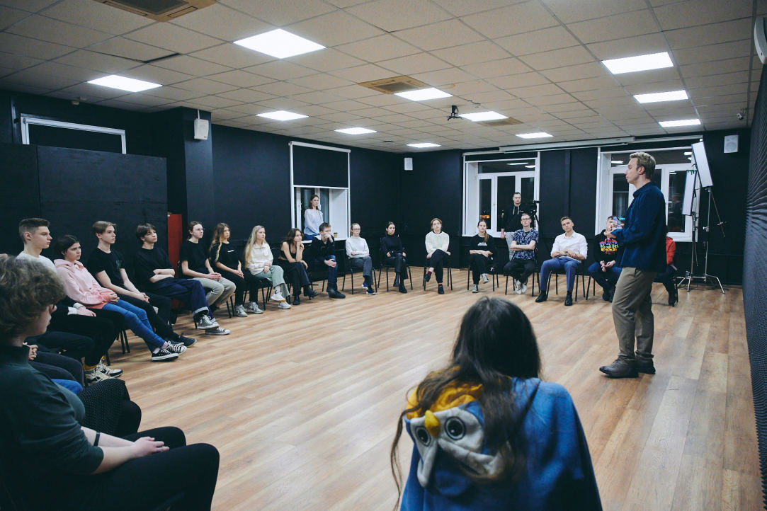 Illustration for news: Thin Ice and a Field of Thorns: Master Class in Acting Held at HSE University