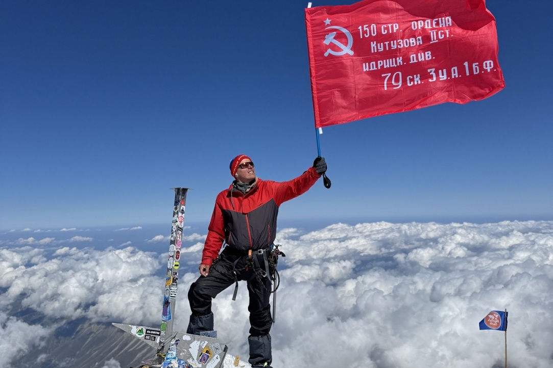 «Мир сверху ощущается очень красивым и очень маленьким» Иллюстрация к новости: «Мир сверху ощущается очень красивым и очень маленьким»