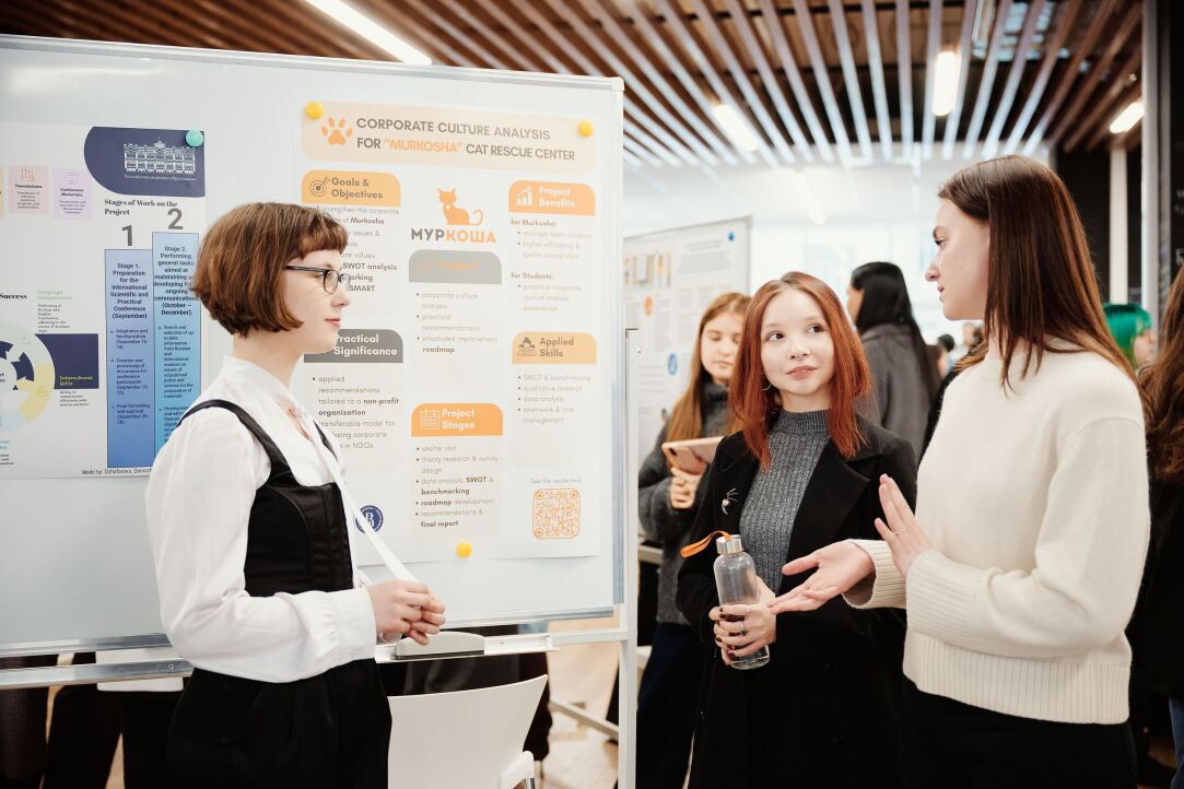 Иллюстрация к новости: Преодолевая вызовы в команде: студенты ШИЯ представили инновационные проекты для компаний